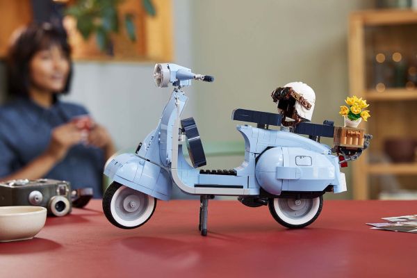 vespa-vespa-lego-gallery-1920x1080-5E5F2F9FC-12B6-02DE-68CB-8E5E2F6F5683.jpg